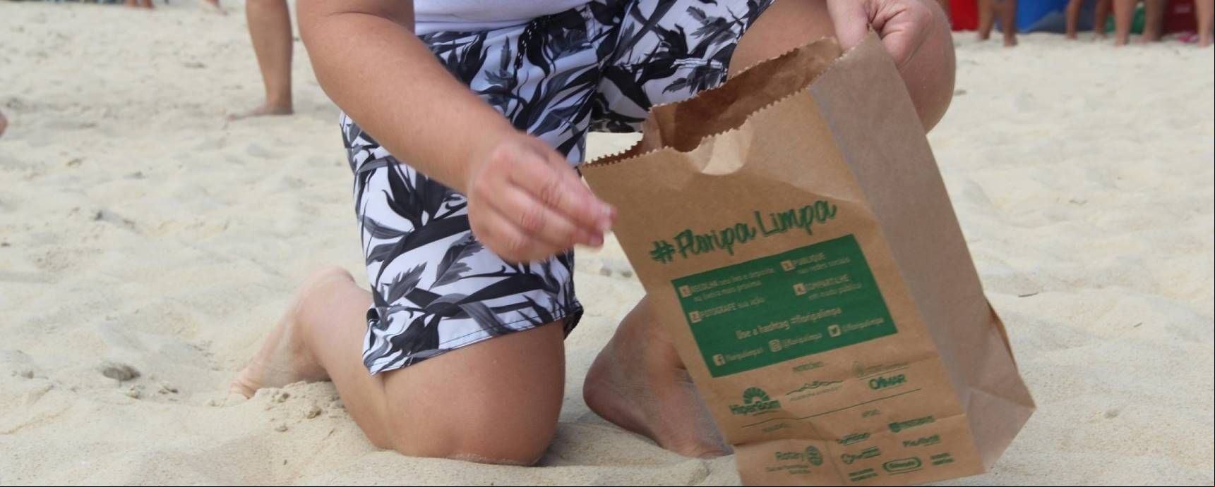 Floripa Airport participa de mutirão de limpeza na Praia do Campeche