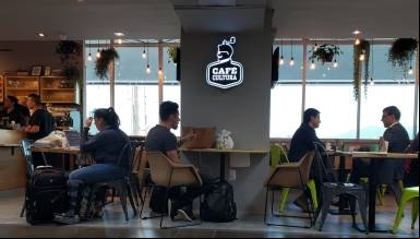 Com vista privilegiada para o pátio de aeronaves, Café Cultura abre unidade no aeroporto de Florianópolis